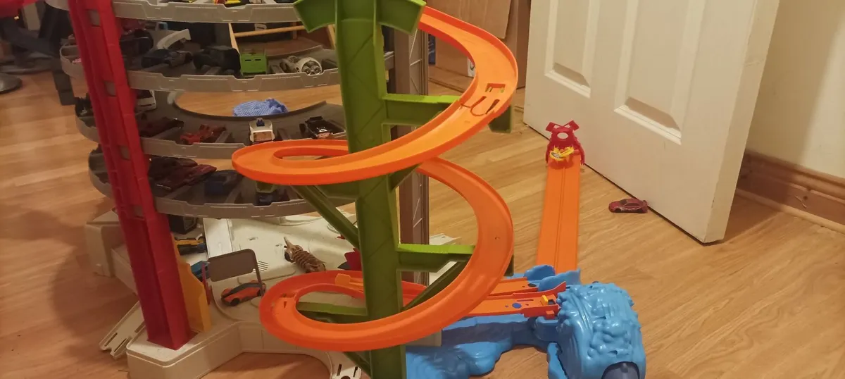 Hot Wheels Mega Shark Garage - Image 3