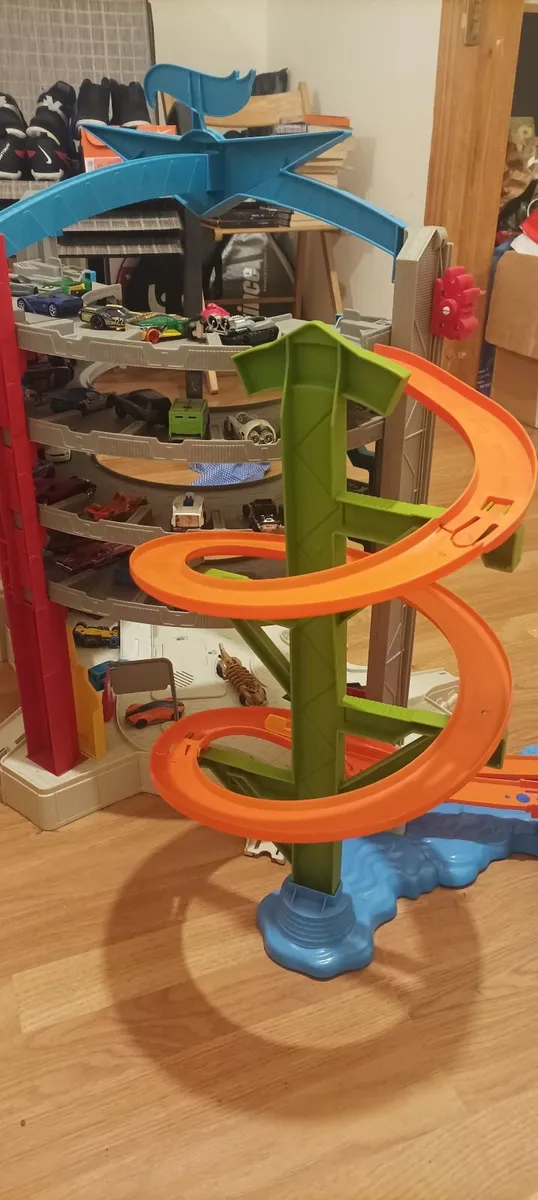 Hot Wheels Mega Shark Garage - Image 4