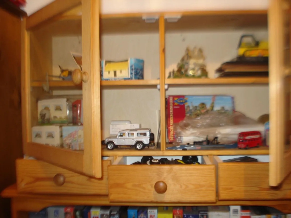 SMALL FINE PINE WOODEN DISPLAY CABINET. - Image 3