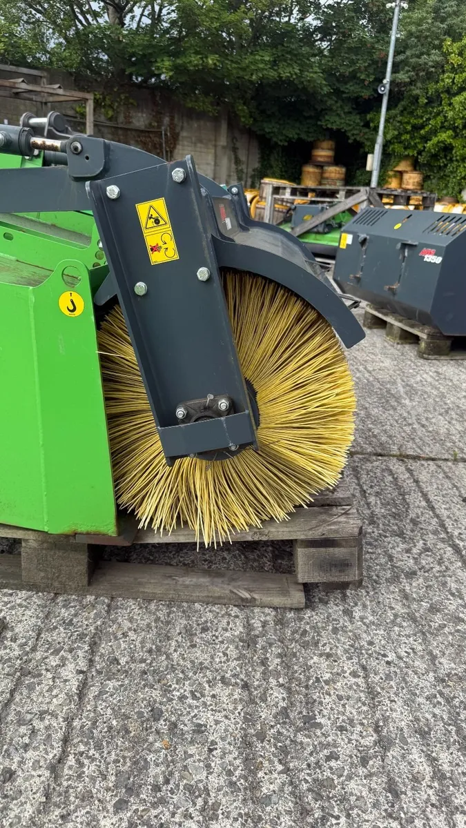 Avant Bucket broom 1100mm - Unused - Image 3