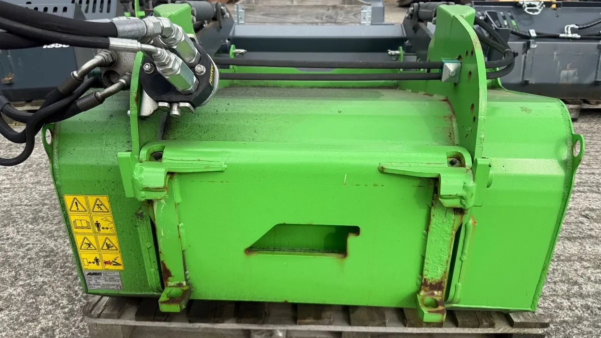 Avant Bucket broom 1100mm - Unused - Image 2