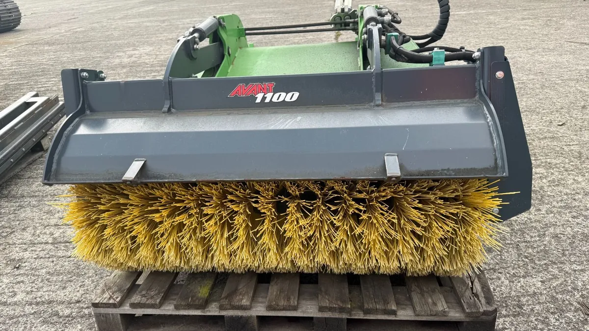 Avant Bucket broom 1100mm - Unused - Image 1