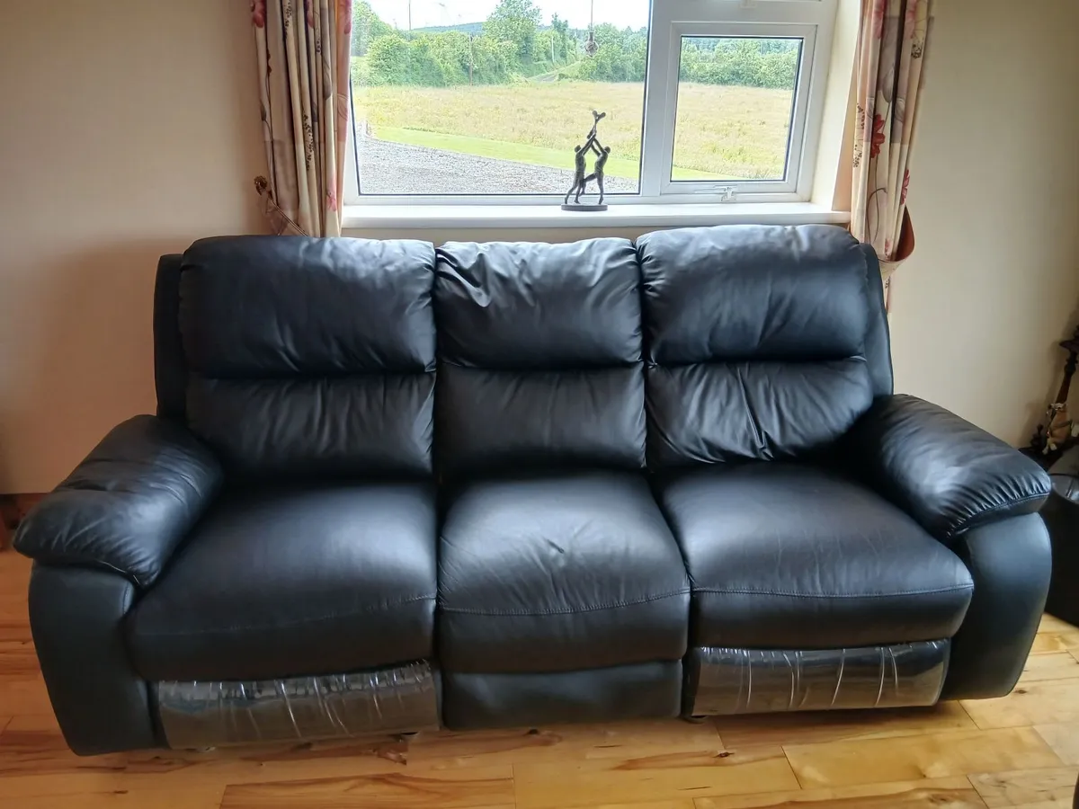 Suite of furniture - Image 1