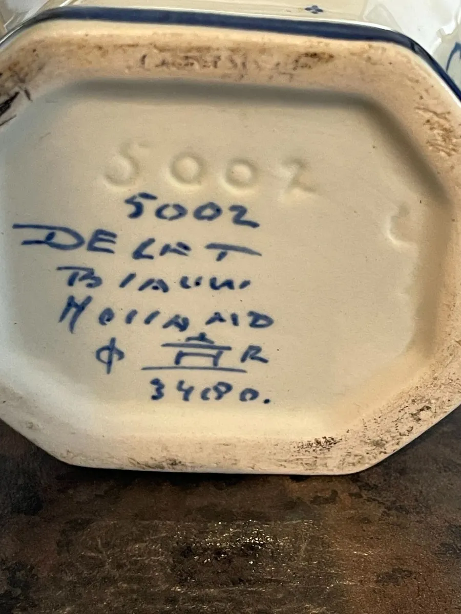 Hand-painted Delft vase made in Holland. - Image 3