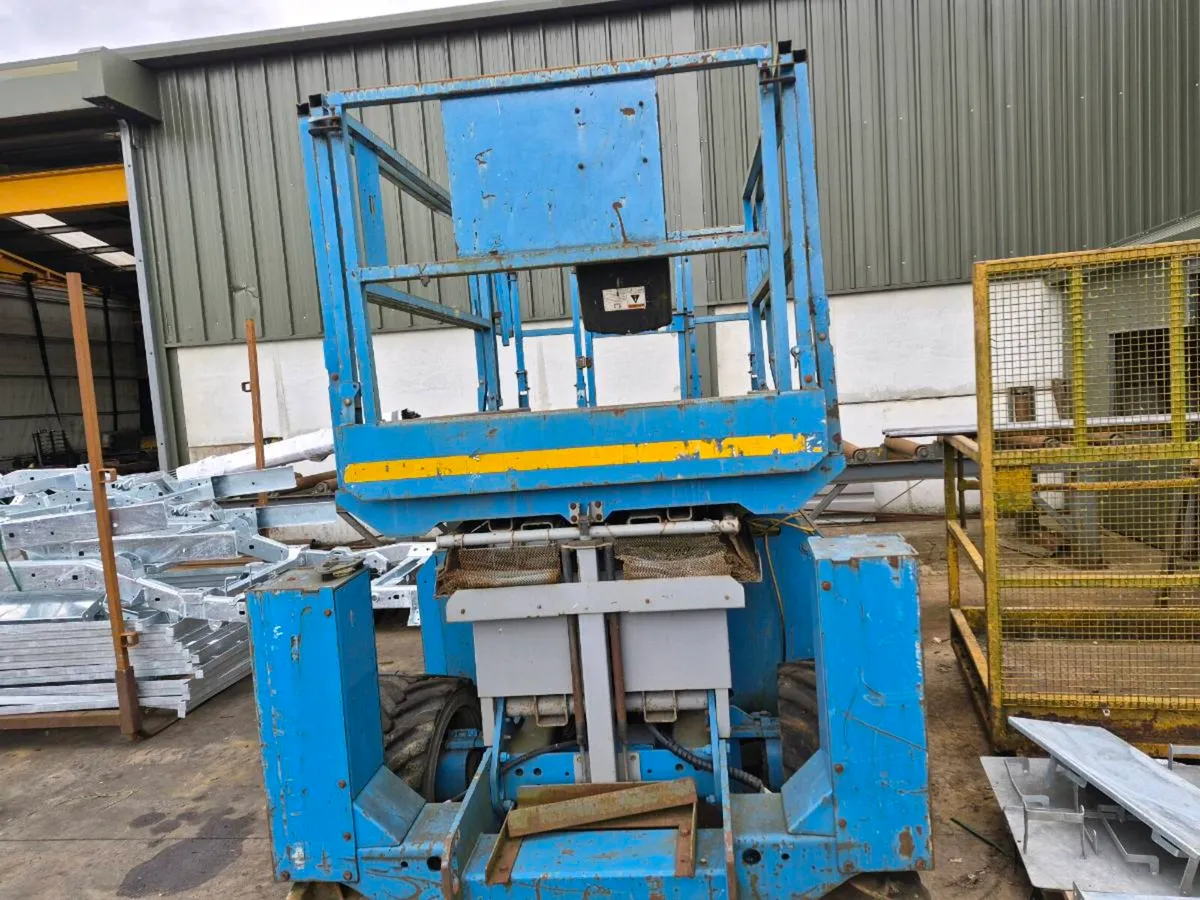 Genie lift - Image 2