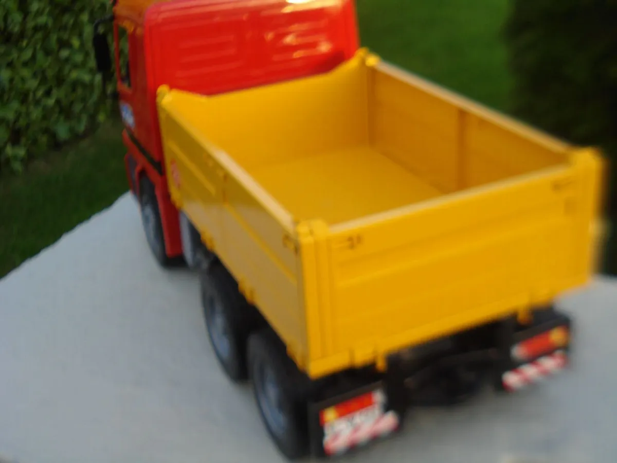 BRUDER MERCEDES ACTROS 4143 TIPPER. 1/16 SCALE. - Image 4