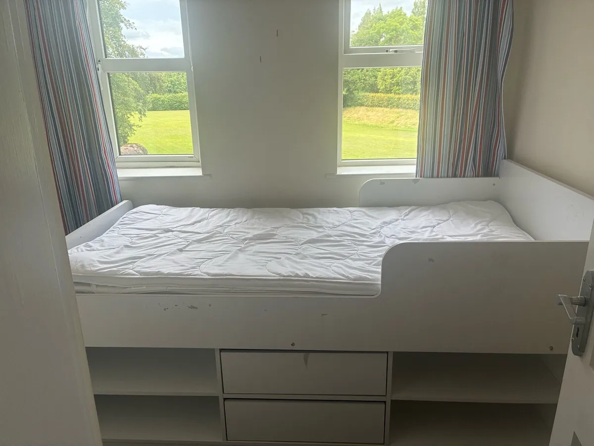 Single bed - Image 1