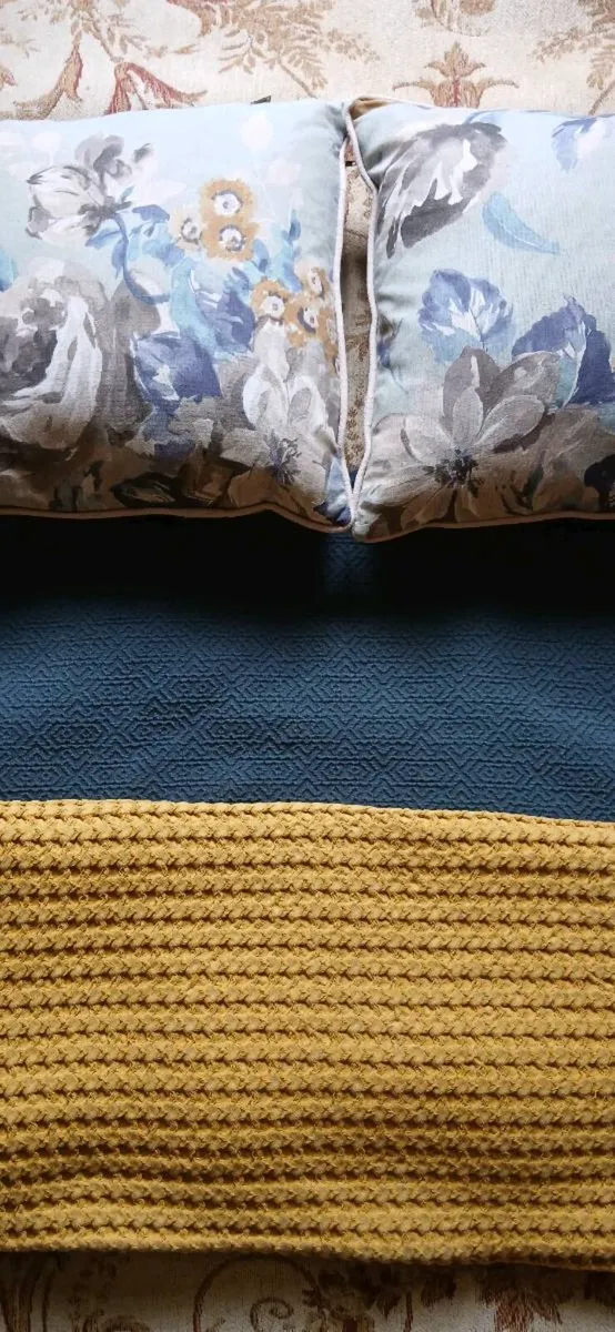 Throws and cushions - Image 1
