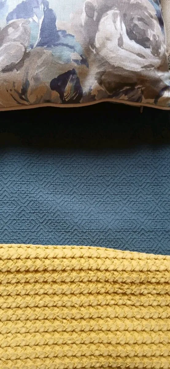 Throws and cushions - Image 3