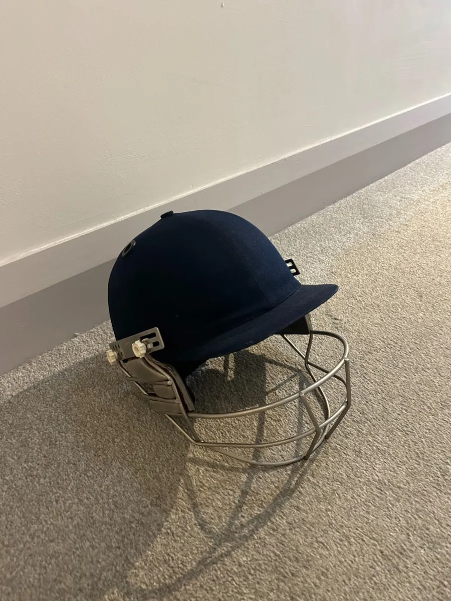 Left-Handed Cricket Equipment Bundle - Image 3