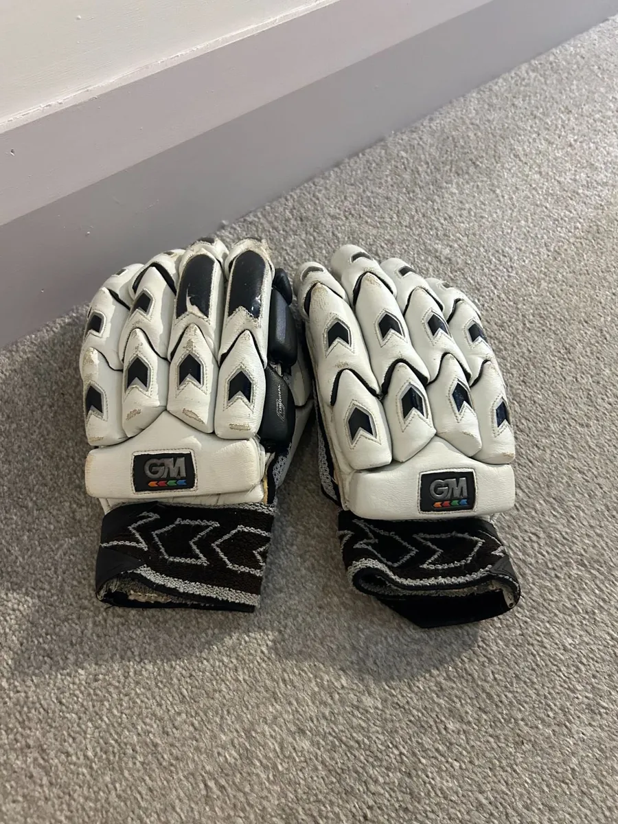 Left-Handed Cricket Equipment Bundle - Image 4