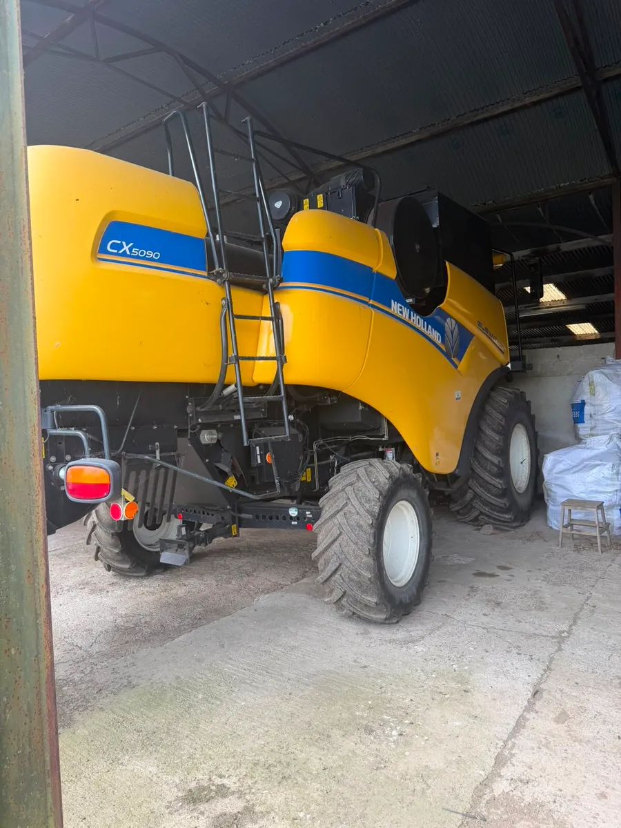2015 Newholland CX5090 combine - Image 2