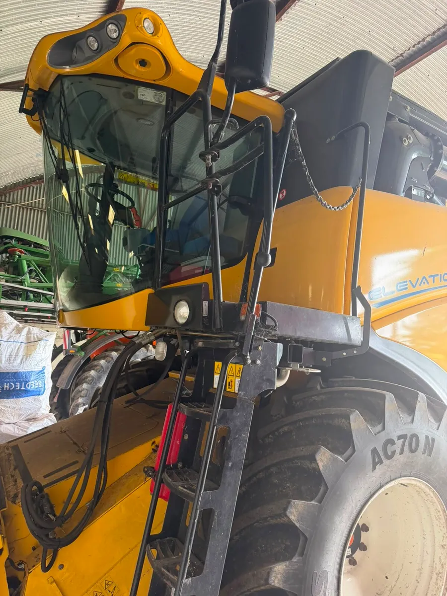 2015 Newholland CX5090 combine - Image 3