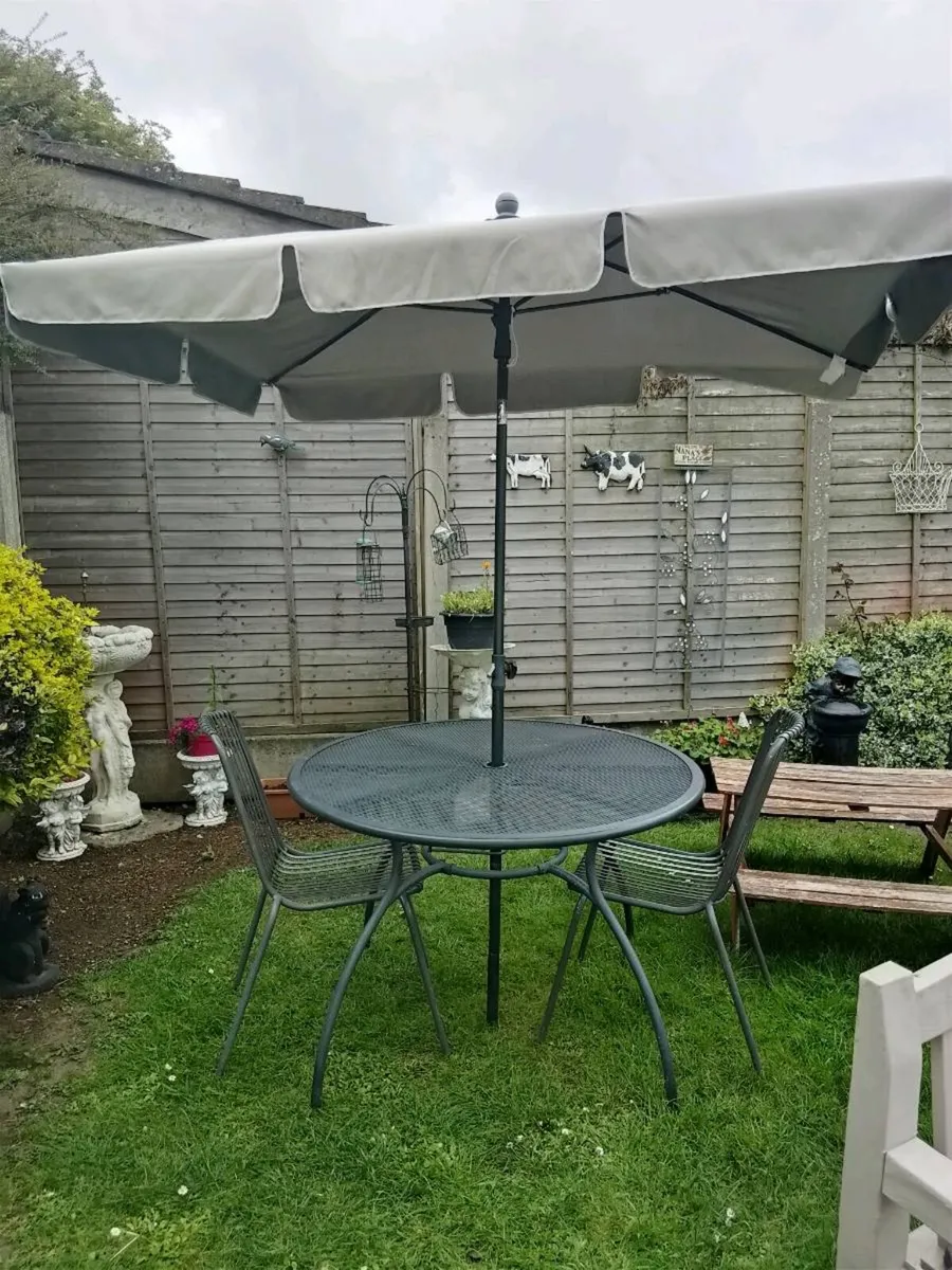 Garden table and two chairs - Image 3