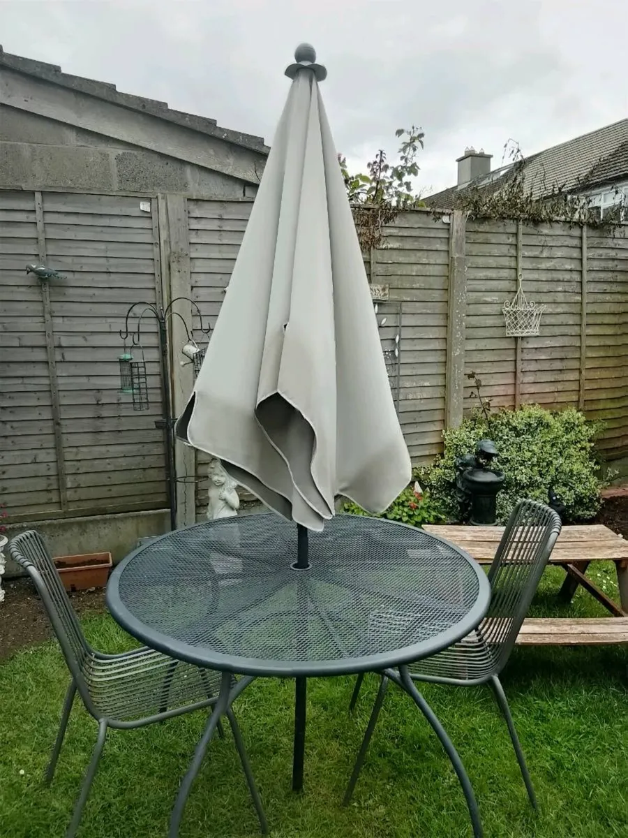 Garden table and two chairs - Image 1