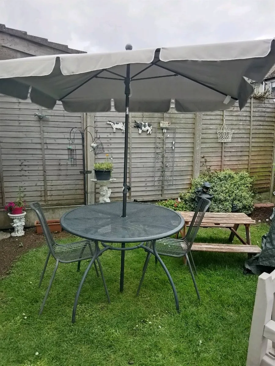 Garden table and two chairs - Image 2