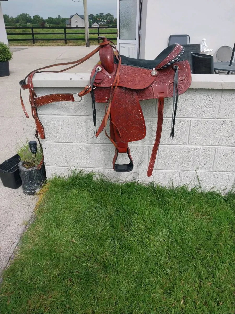BEAUTIFUL WESTERN SADDLE, BRIDLE AND MORTINGALE - Image 1