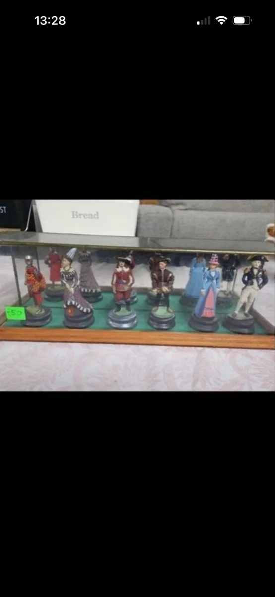 Figures in glass case - Image 1