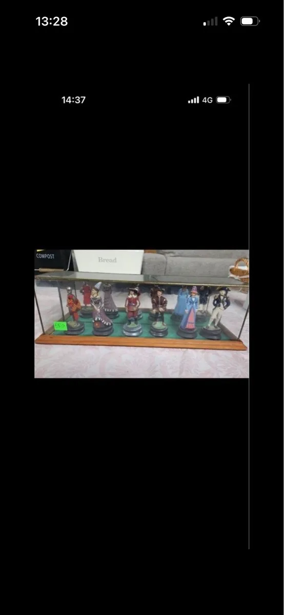 Figures in glass case - Image 2