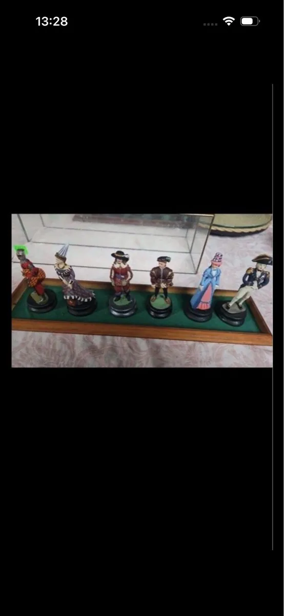 Figures in glass case - Image 3