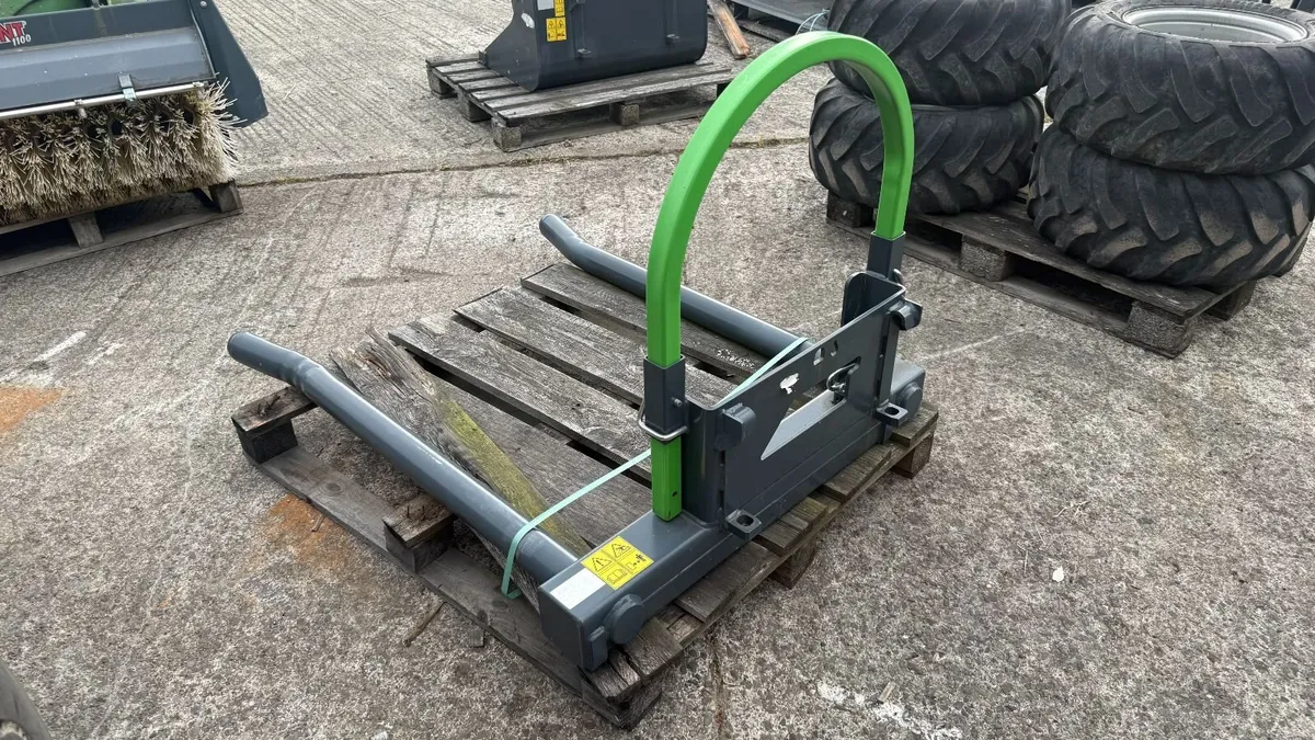 Avant Bale Handler, Adjustable width - Unused - Image 4