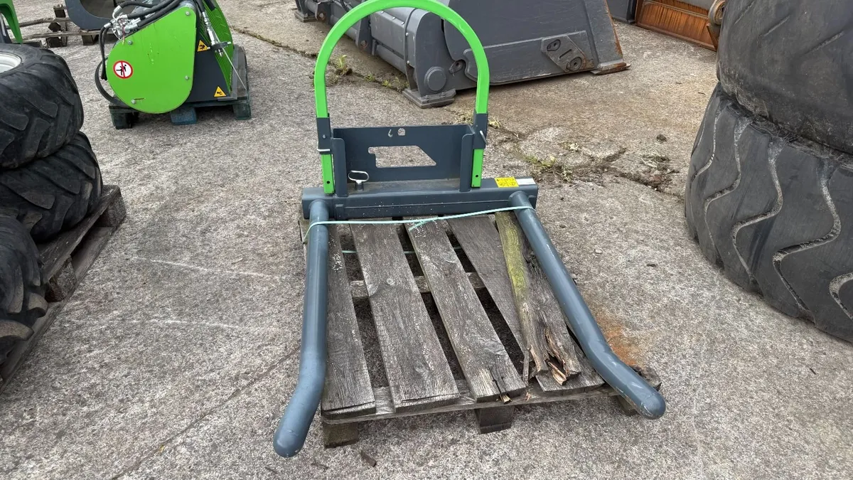 Avant Bale Handler, Adjustable width - Unused - Image 1