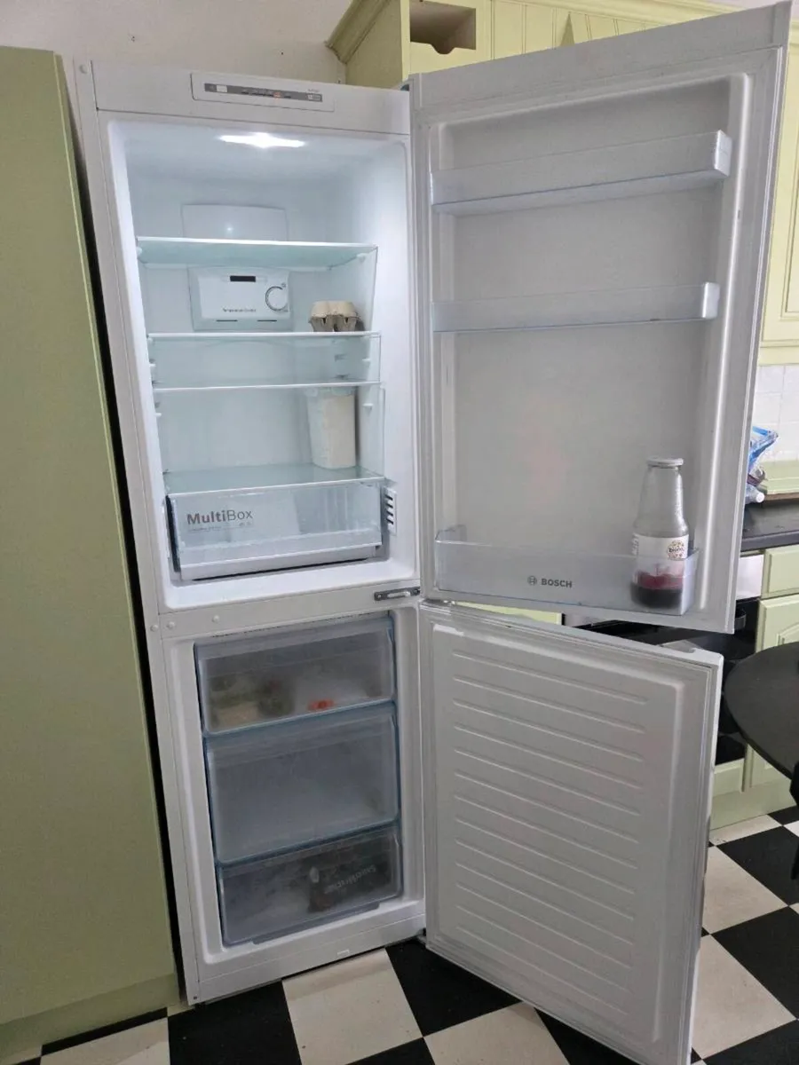 Freestanding bosch fridge freezer - Image 2