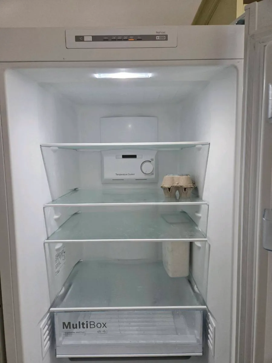 Freestanding bosch fridge freezer - Image 3