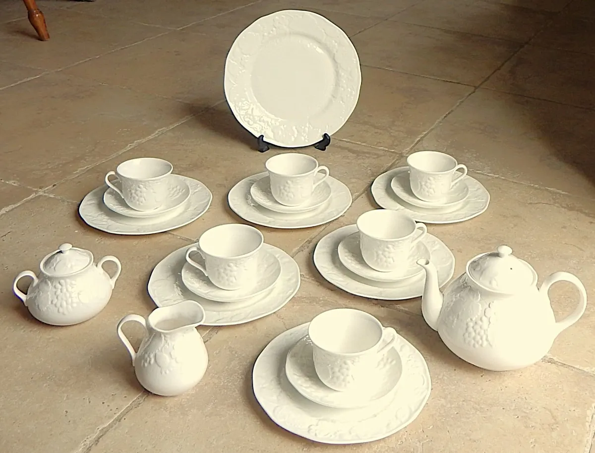 Wedgwood Bone China Strawberry & Vine Tea Set - Image 1