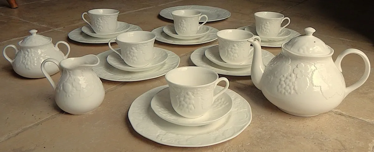 Wedgwood Bone China Strawberry & Vine Tea Set - Image 2