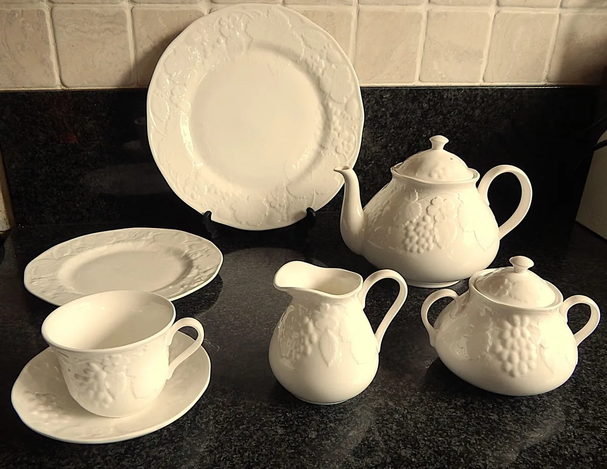 Wedgwood Bone China Strawberry & Vine Tea Set - Image 4