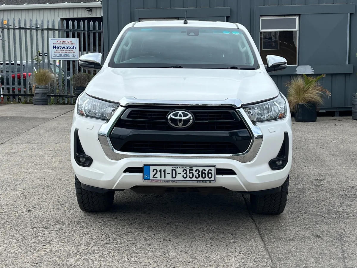 2021 TOYOTA HILUX 2.4 D-4D SR5 CREW CAB - Image 2