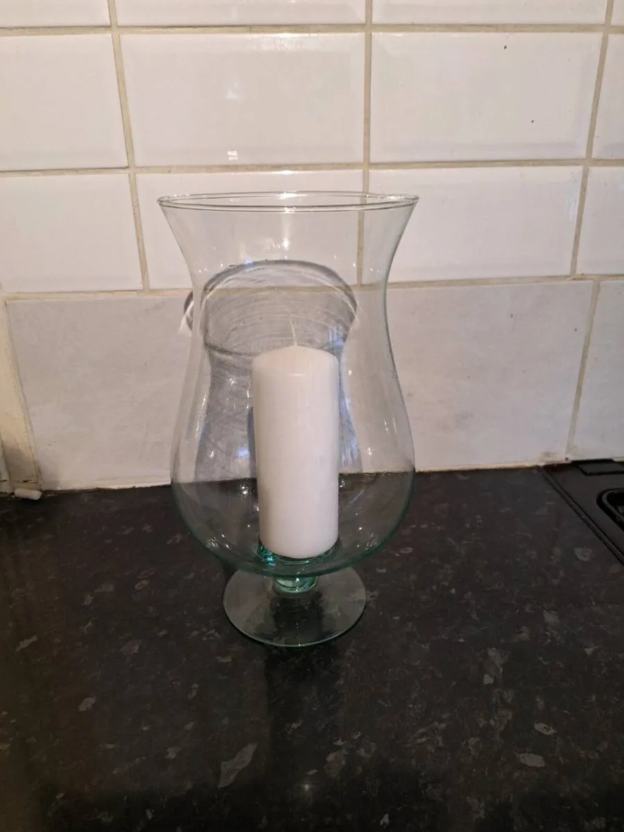 Glass pillar candleholder