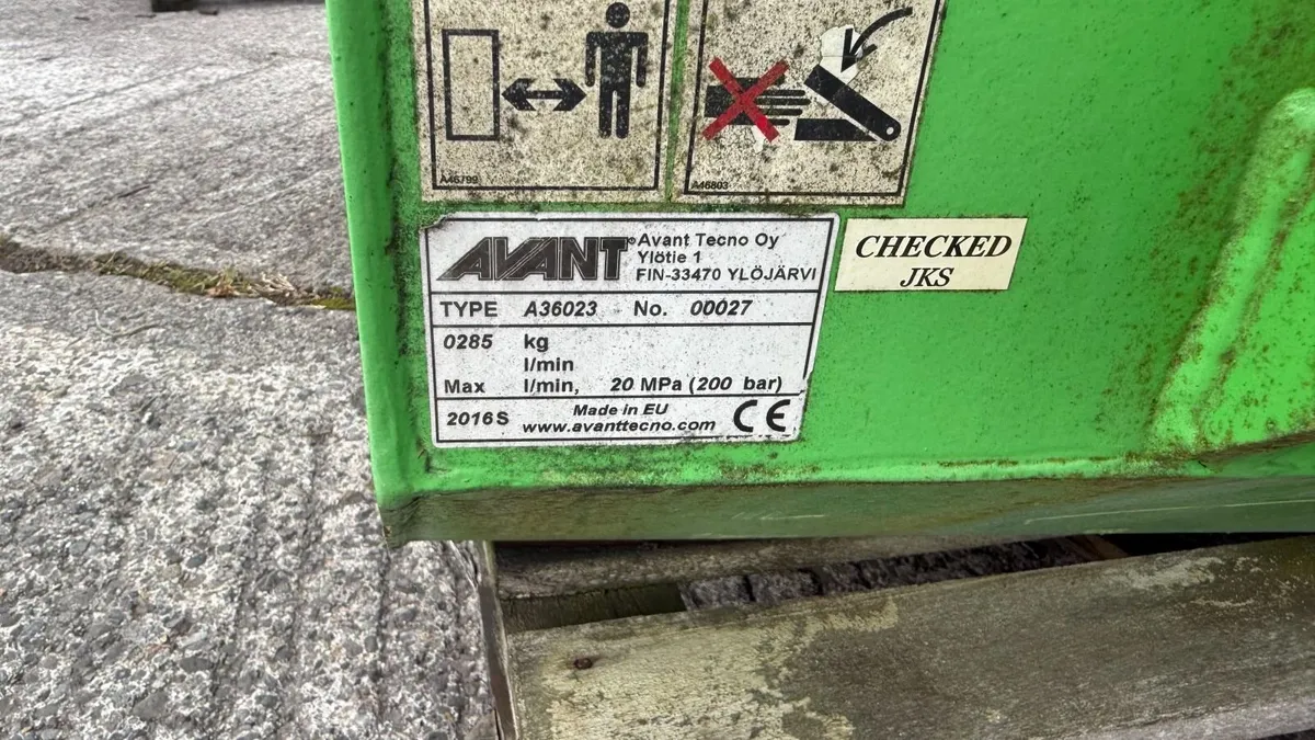 Avant Bucket Broom 1100 with sprayer  - Unused - Image 2