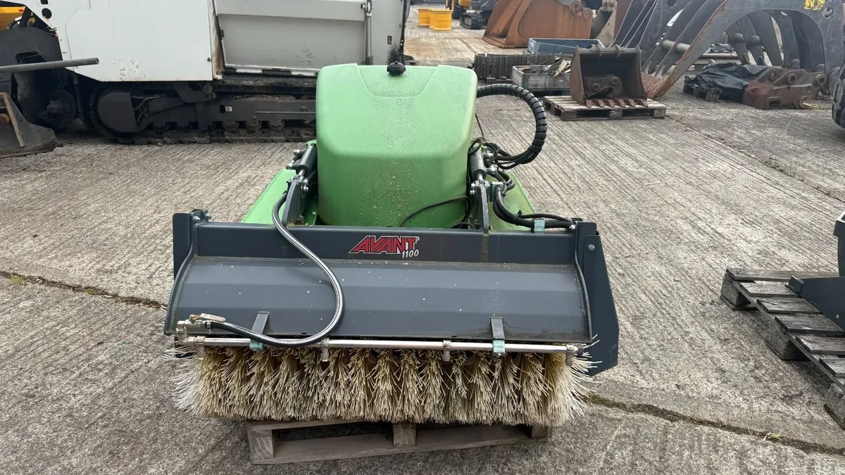 Avant Bucket Broom 1100 with sprayer  - Unused - Image 3