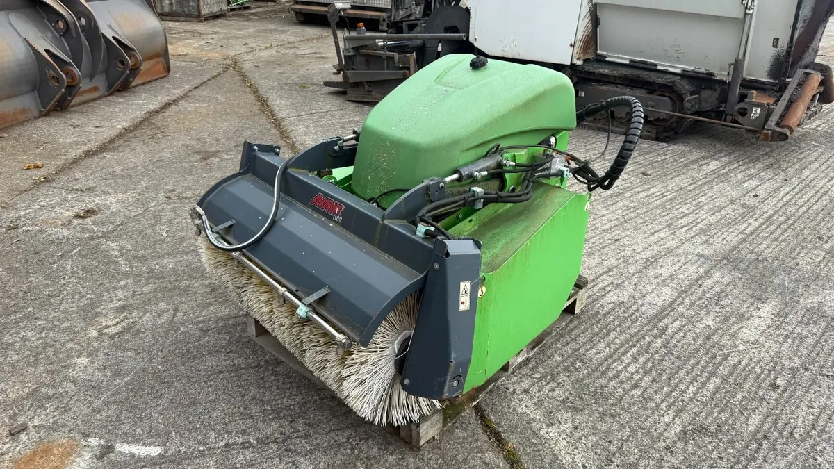 Avant Bucket Broom 1100 with sprayer  - Unused - Image 1