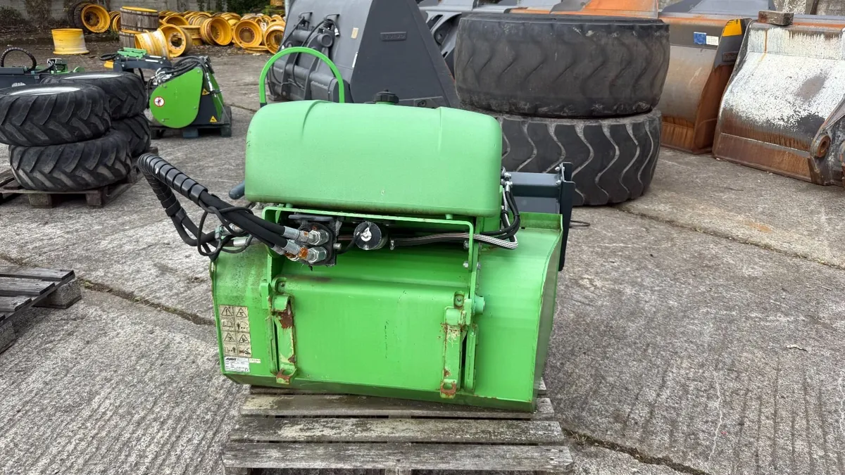 Avant Bucket Broom 1100 with sprayer  - Unused - Image 4