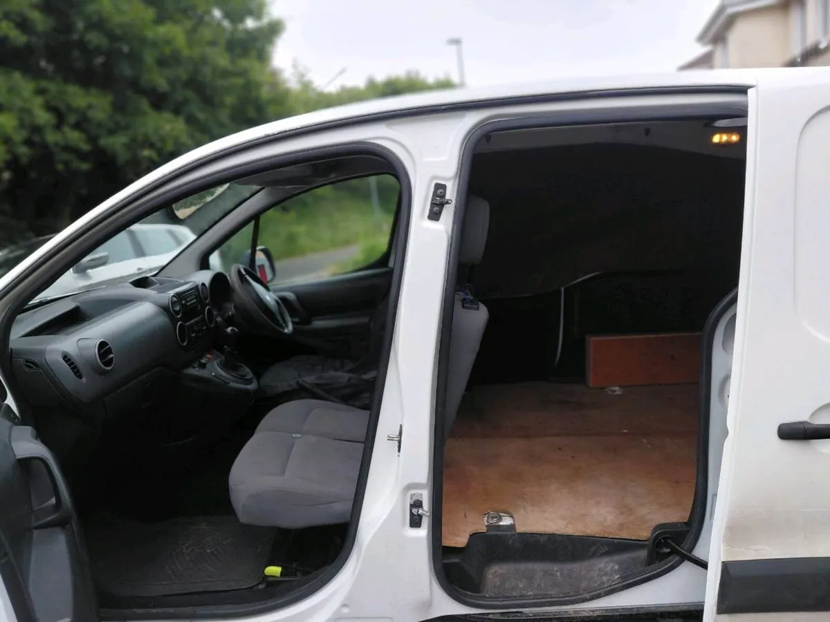 Peugeot Van with Tow Bar - Image 4