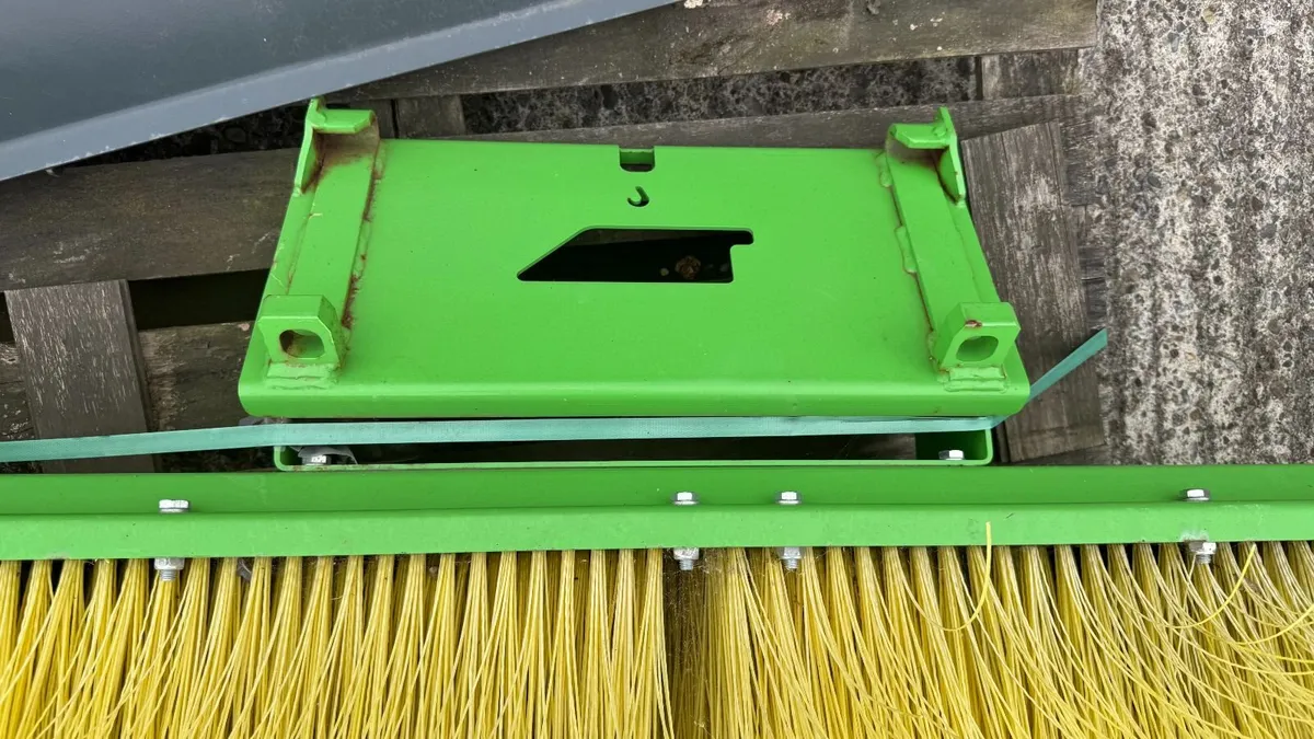 Avant Push broom 2000 mm - Unused - Image 1
