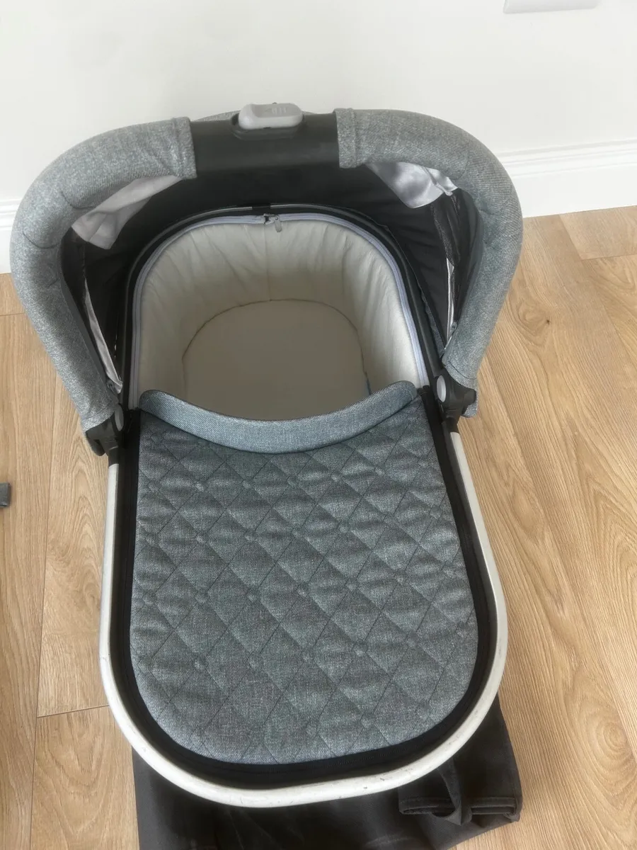 Uppababy vista V2 travel system - Image 3