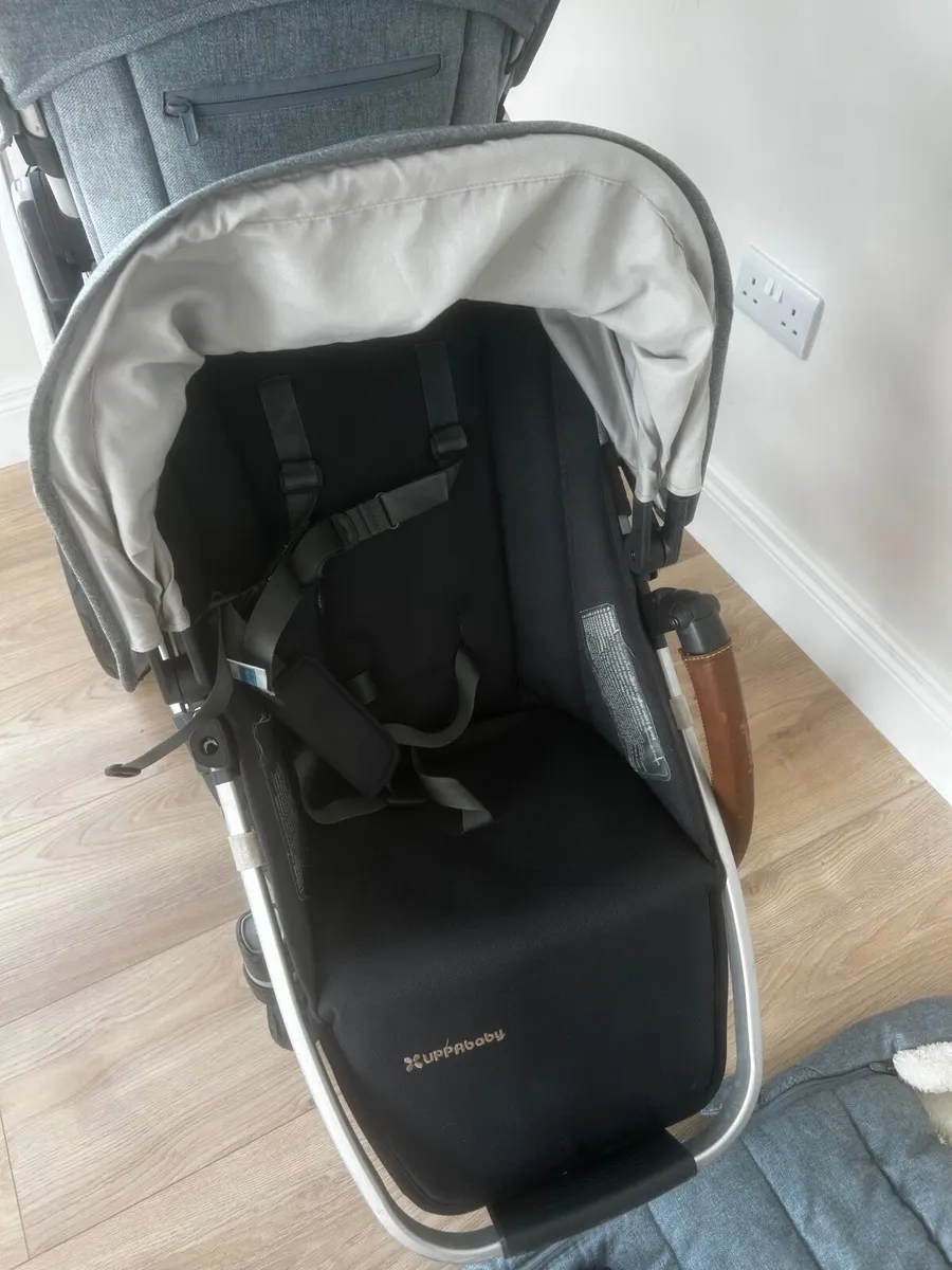 Uppababy vista V2 travel system - Image 2