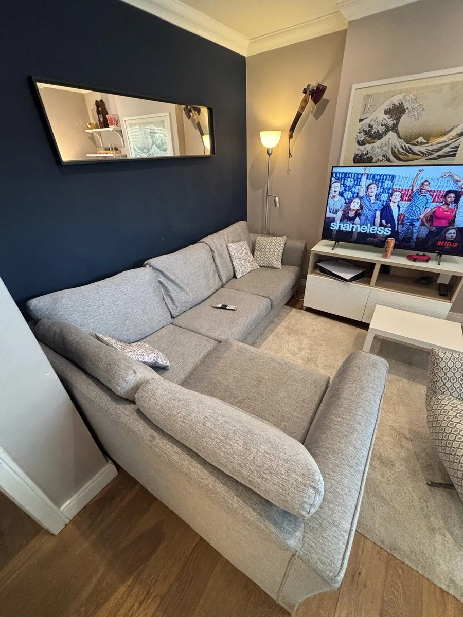 4 seat L shaped couch, in good condition but used - Image 1