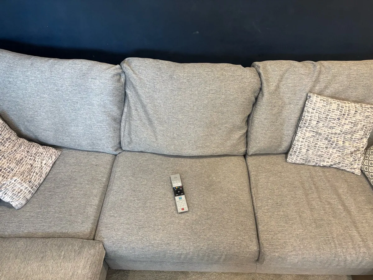 4 seat L shaped couch, in good condition but used - Image 2