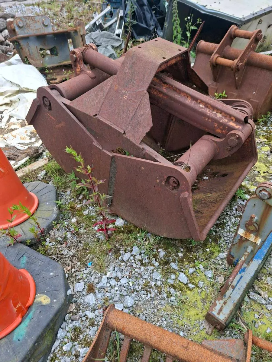 Clampshell+concrete skip+traffic lights - Image 1