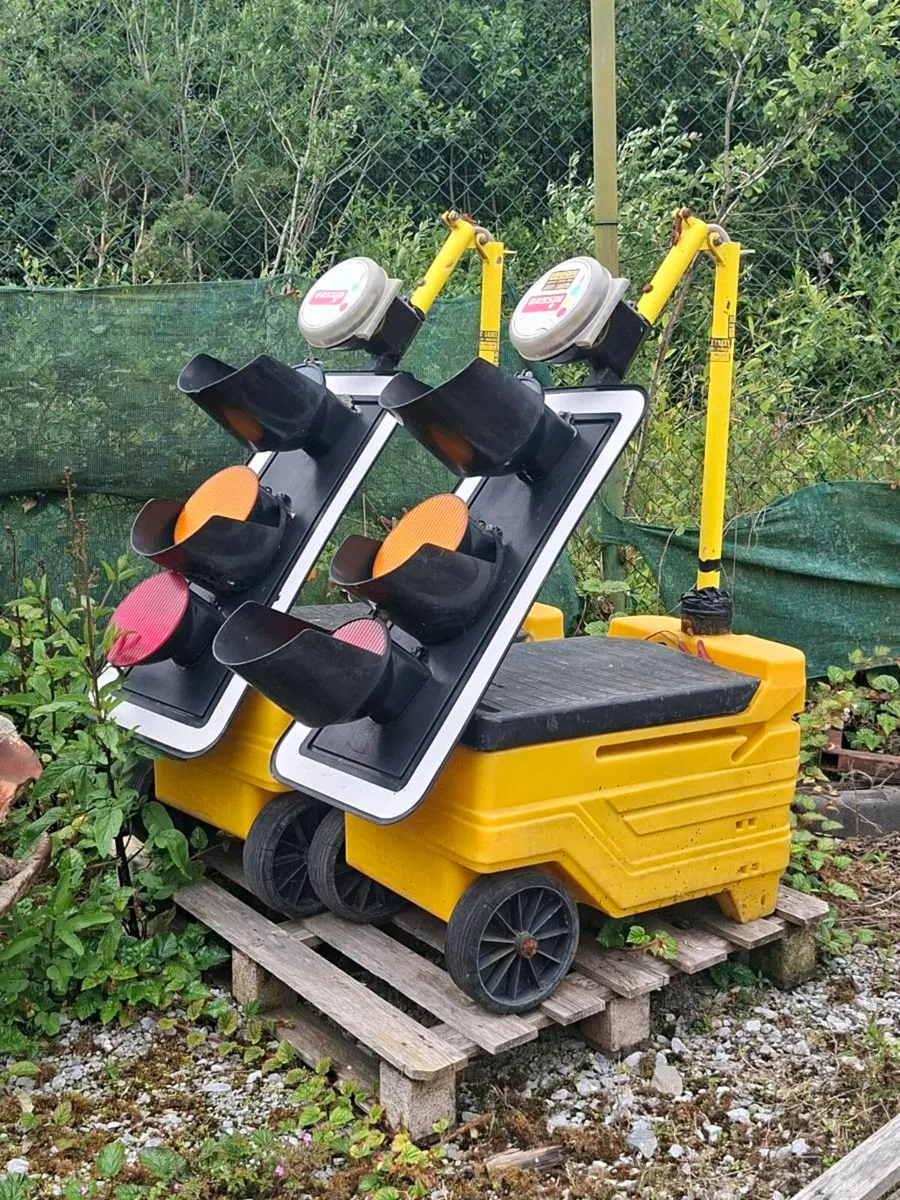 Clampshell+concrete skip+traffic lights - Image 3