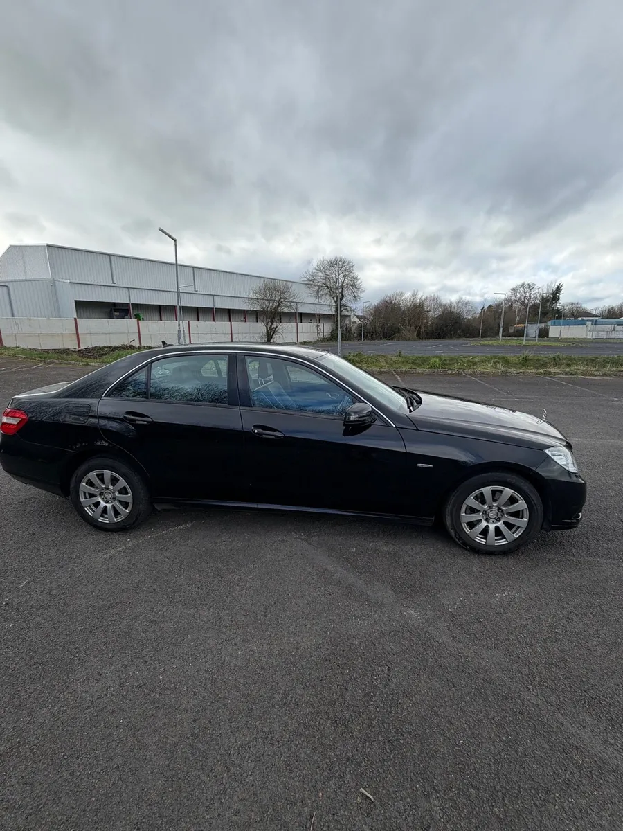 Mercedes E200 2011 - Image 4