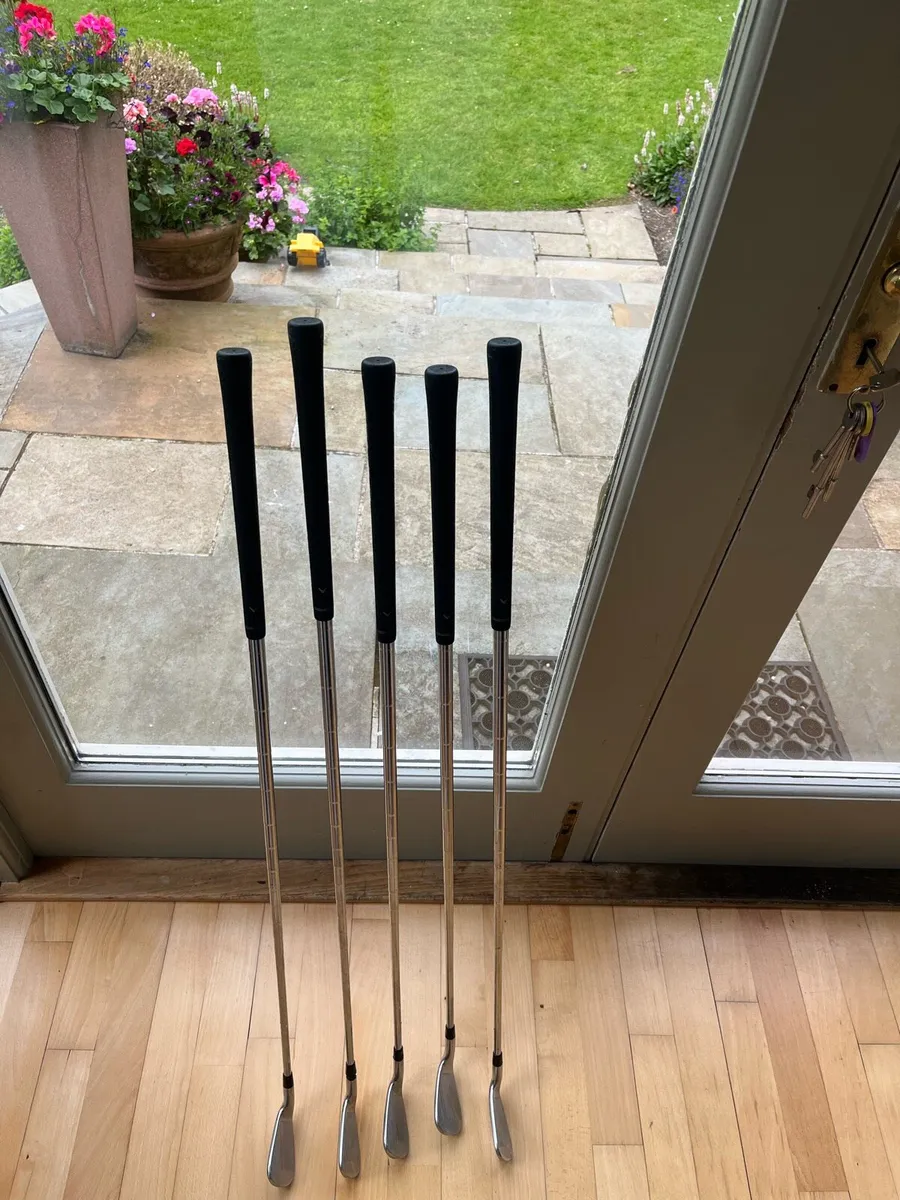 Callaway apex pro 21 irons. ( great condition) - Image 1