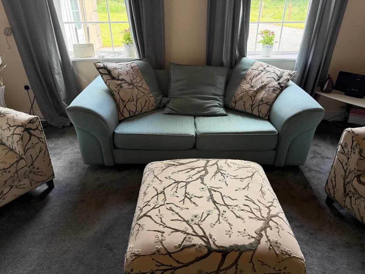 3 piece suite with footstool - Image 1