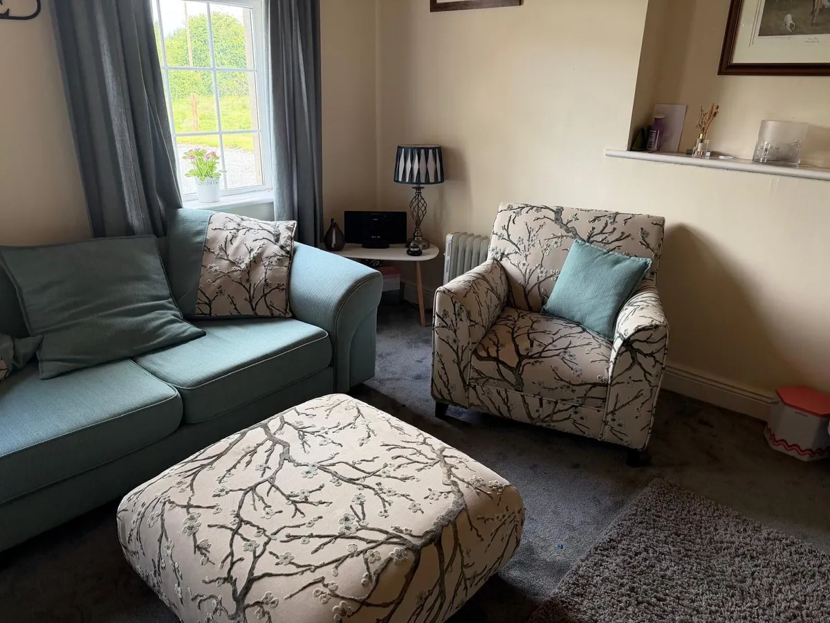 3 piece suite with footstool - Image 2