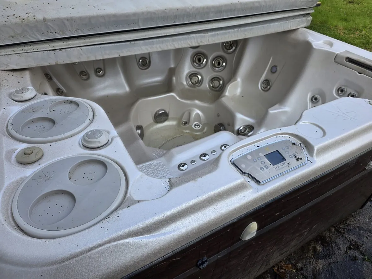 Hydropool Hot Tub / Jacuzzi – Seats 5-6 - Image 1